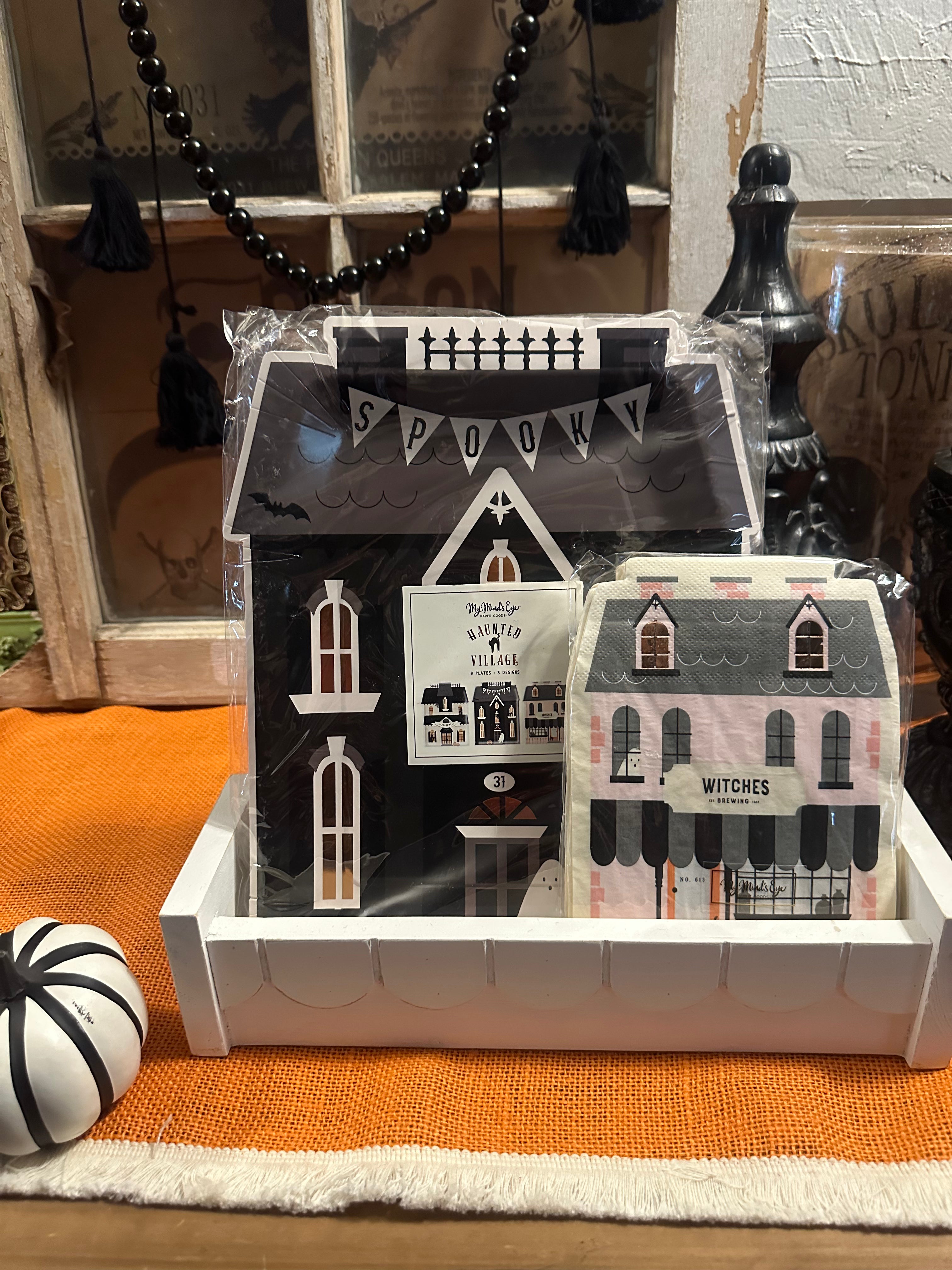 Haunted house shaped plate set