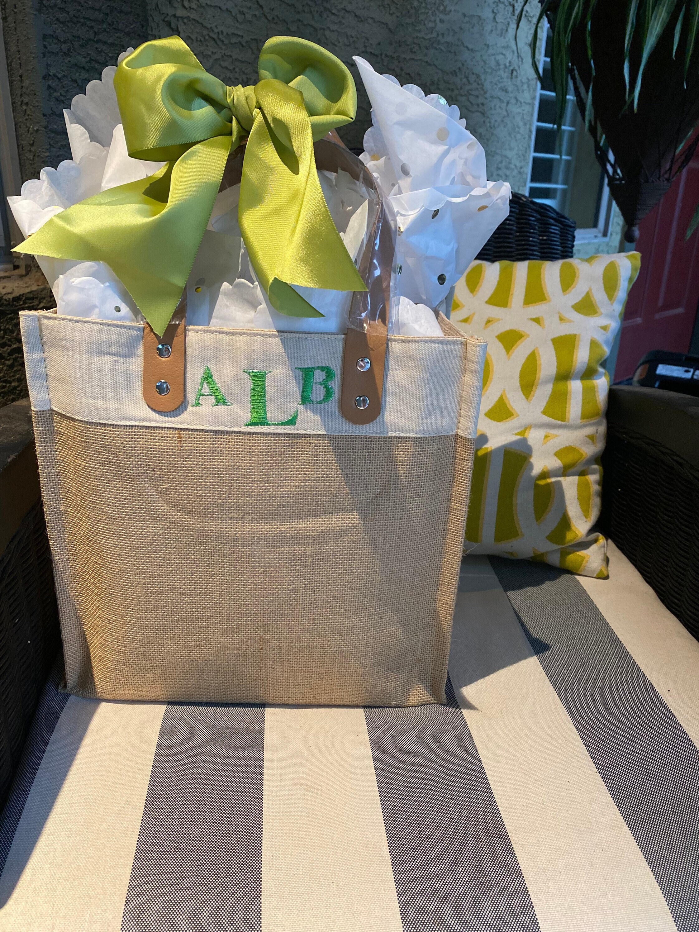 Tote bag with divided pockets